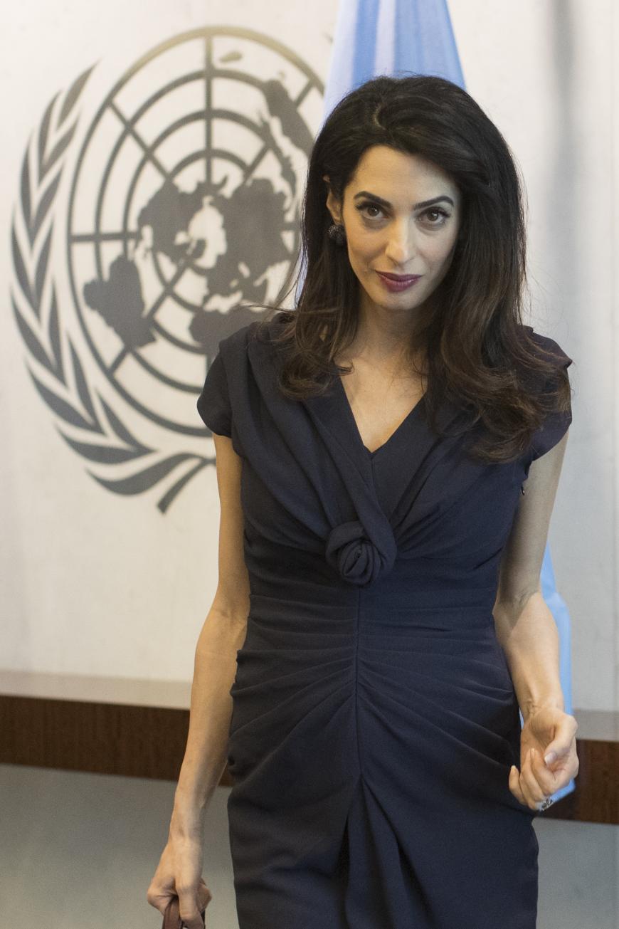 Menschenrechts-Anwältin Amal Clooney während ihrer Schwangerschaft. Obwohl die Zwillings-Mama immer noch sehr dünn ist, sollen die Babypfunde nun purzeln.