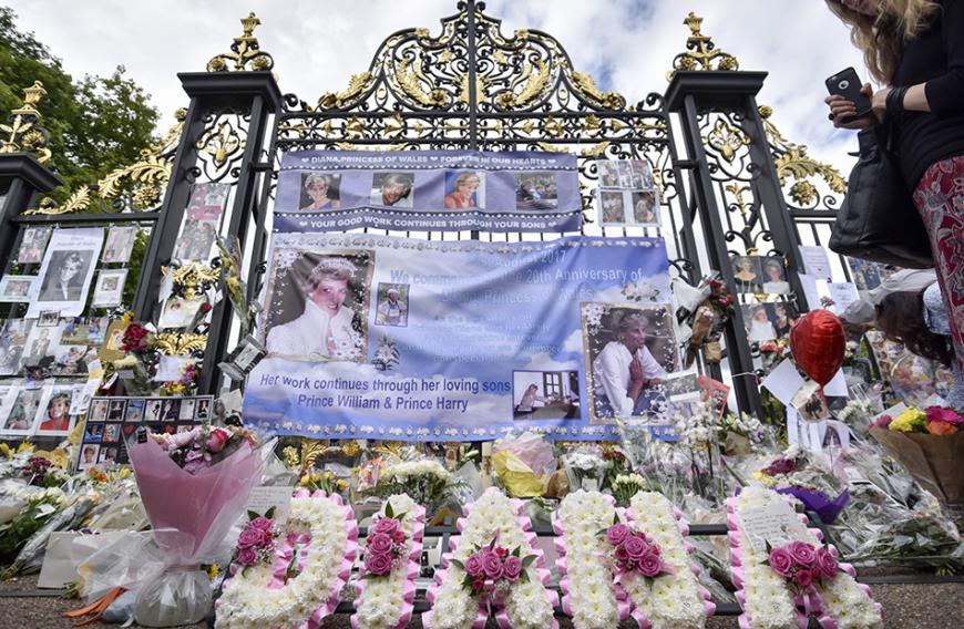 Das Tor zum Buckingham Palace in London