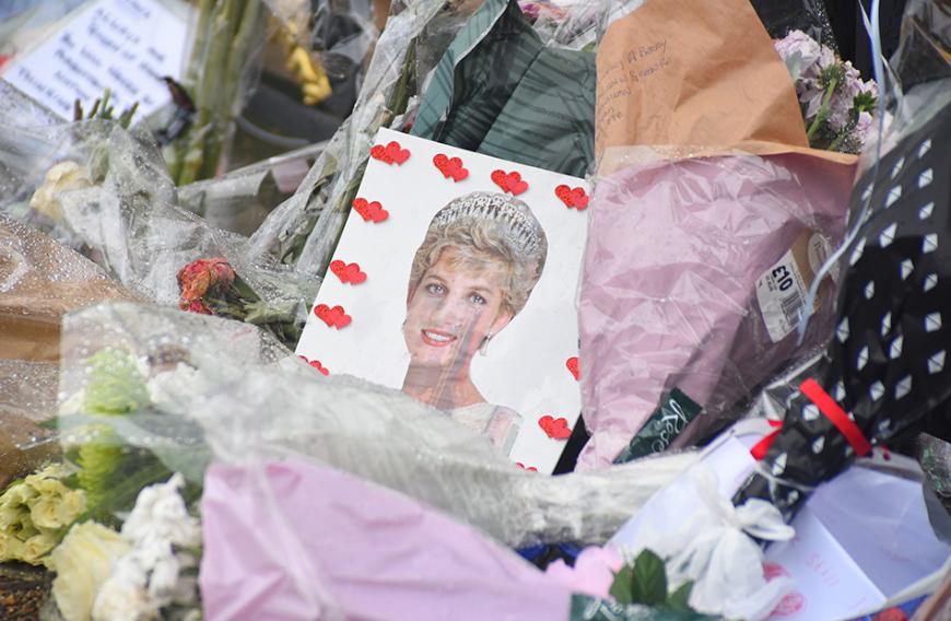 Mit Blumen und persönlichen Botschaften gedachten Fans der verstorbenen Prinzessin.