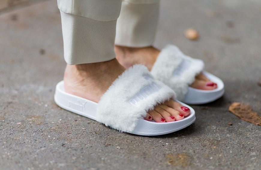 Die Puma-Latschen von Rihanna sind schon seit der letzten Saison super angesagt und auch in diesem Sommer immer noch ein Must-have.
