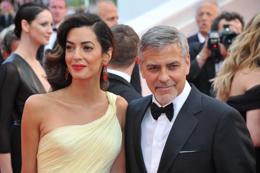 Der Schauspieler und seine Ehefrau Amal sind vor kurzem Eltern von Zwillingen geworden. Und seitdem heißt es: bye, bye Schönheitsschlaf und hallo Babygeschrei!