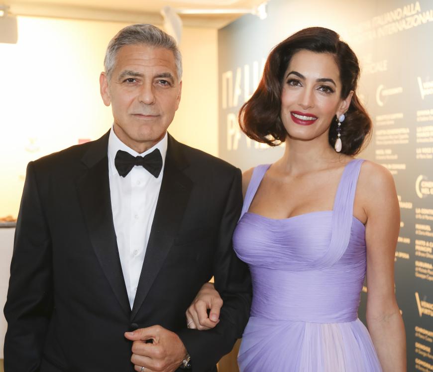 Während George Clooney etwas angeschlagen wirkte, sah Amal erholt und strahlend aus.