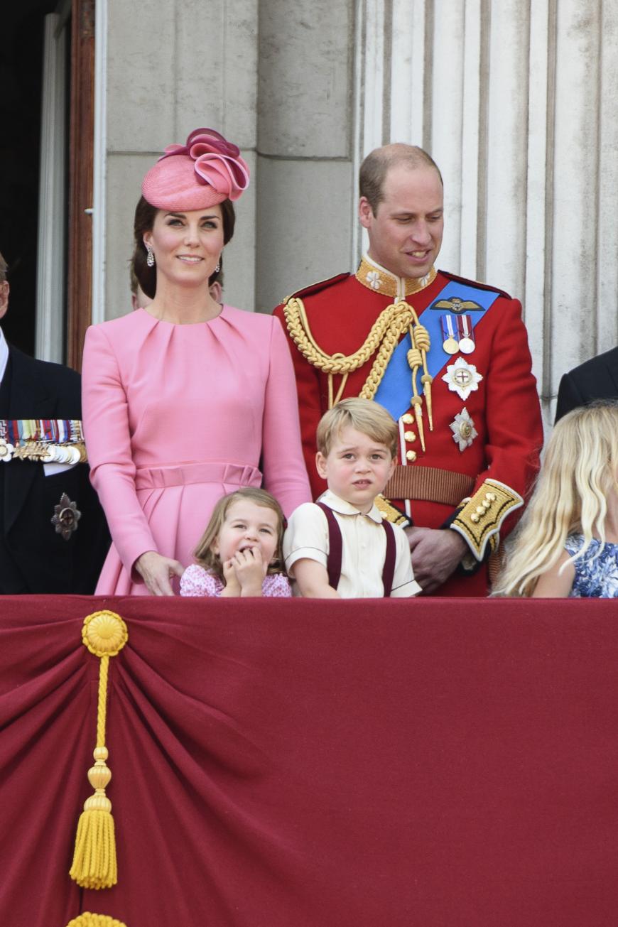 Prinz George ist derzeit der Dritte in der britischen Thronfolge. Erster ist Opa Prinz Charles, Zweiter Papa Prinz William (r.).