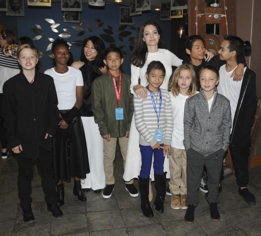Alle Jolie-Pitt-Kids auf einen Schlag! Von links: Shiloh, Zahara, Buchautorin Loung Ung, die Schauspieler Kimhak Mun und Sareum Srey Moch, Angelina Jolie, die Zwillinge Vivienne und Knox, Pax und Maddox am Samstag beim Filmfestival in Telluride.