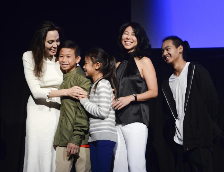 Angelina mit den Schauspielern Kimhak Mun und Sareum Srey Moch, der Autorin Loung Ung und ihrem Sohn Maddox auf der Bühne des Festivals.