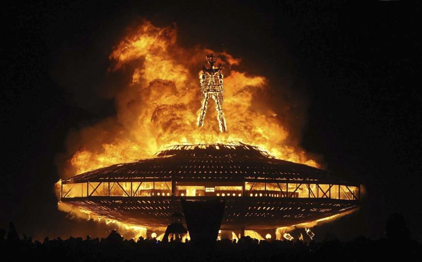 Die meterhohen Flammen der brennenden Holzfigur, dem