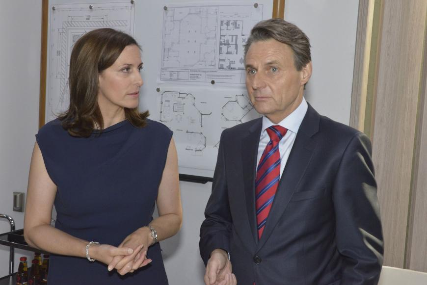 “Katrin“ und “Jo Gerner“ besprechen den Deal von “Sunny“