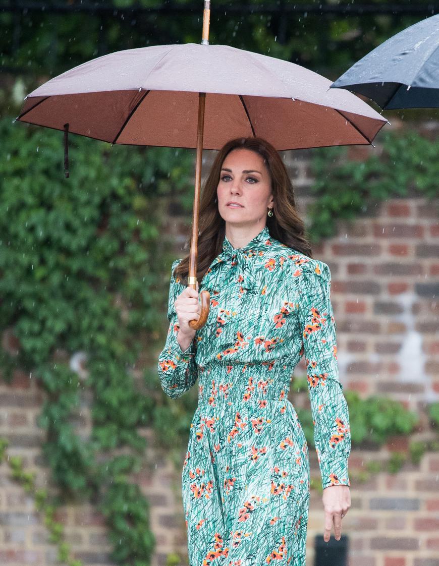 Die schwangere Herzogin Kate sah superschlank wie immer aus - von einem Babybauch war noch nichts zu erkennen. Britische Medien vermuten, dass die 35-Jährige erst seit wenigen Wochen in anderen Umständen ist.