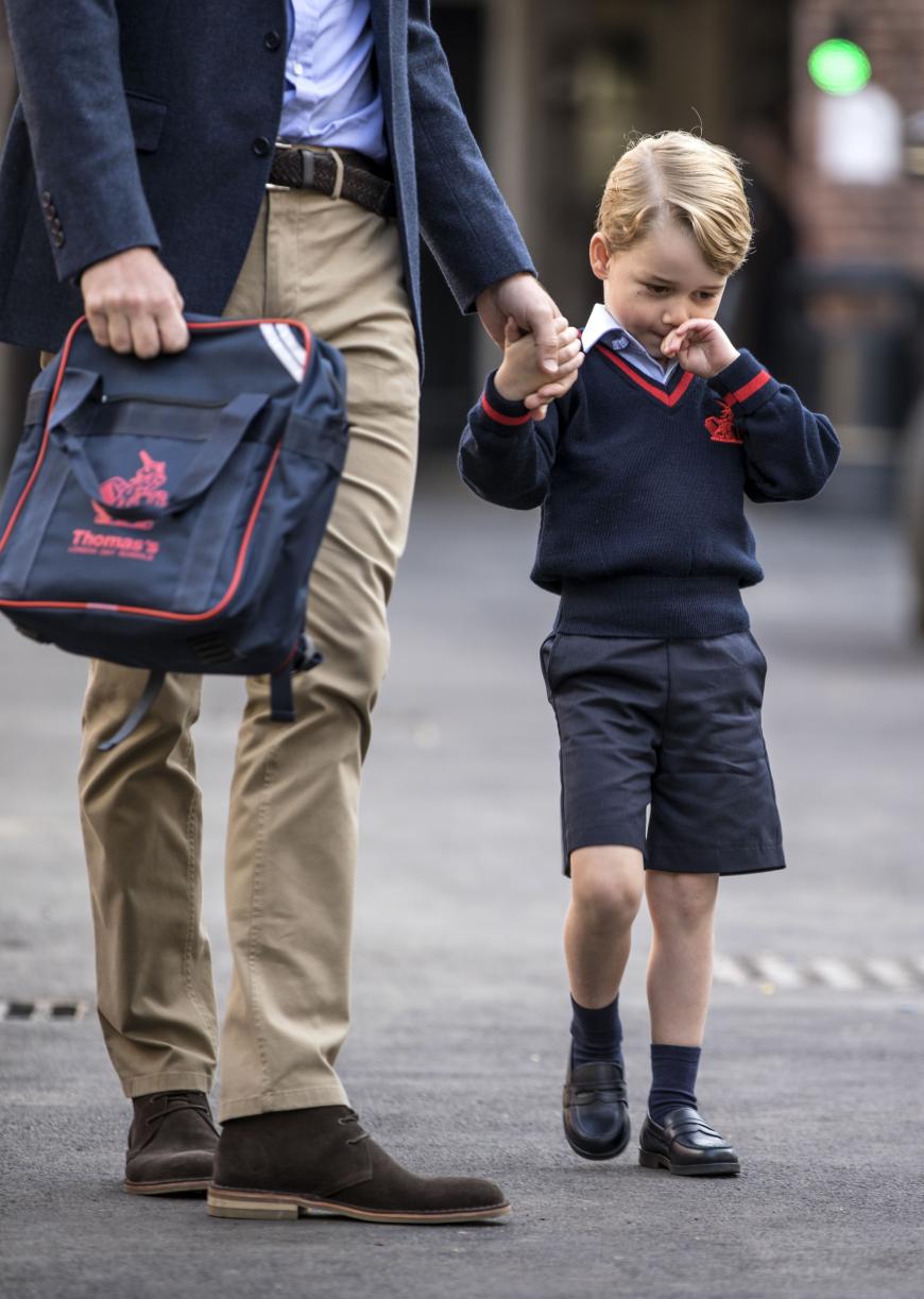 Prinz William trägt den Schulrucksack des kleinen Prinzen.