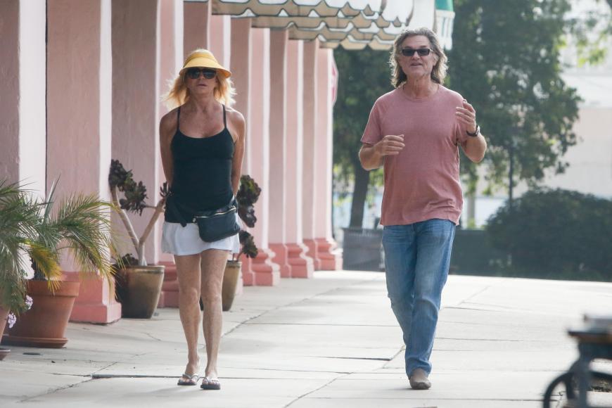 “Goldie und Kurt haben das Haus mit separaten Schlafzimmern, separaten Bädern und sogar einer gemütlichen Wohnecke für jeden designt. Sie teilen sich eine Küche, Esszimmer und ein förmliches Wohnzimmer.” Die Villa soll so gut geplant sein, dass es Gästen gar nicht auffällt, dass die beiden in unterschiedlichen Teilen des Hauses leben. Dennoch streiten sich die beiden immer noch!