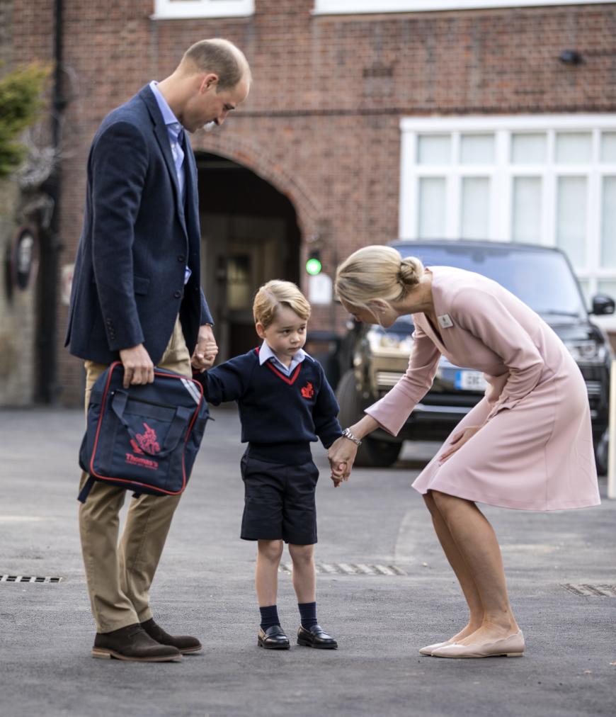 Hot teacher! Die Briten reagierten mehrheitlich begeistert auf die Lehrerin, die Prinz George zu seiner Einschulung in Empfang nahm.