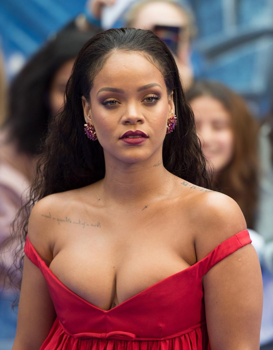 Was ein Dekollete! Auch auf dieser Filmpremiere explodieren Rihannas Brüste fast