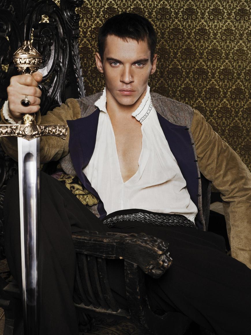 Volle Lippen, ein muskulöser Körper, hypnotisierende Augen: Jonathan Rhys Meyers ist einer der schönsten Männer des Filmbusiness. Seine Karriere begann als Fußballtrainer in