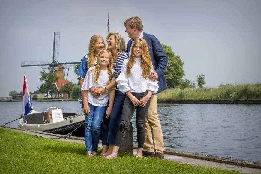 Seit 2002 ist Königin Máxima mit dem niederländischen König Willem-Alexander, 50, verheiratet. Zusammen hat das Paar drei gemeinsame Töchter: Catharina-Amalia van Oranje, 13, Alexia von Oranien-Nassau, 12 und Ariane der Niederlande, 10.