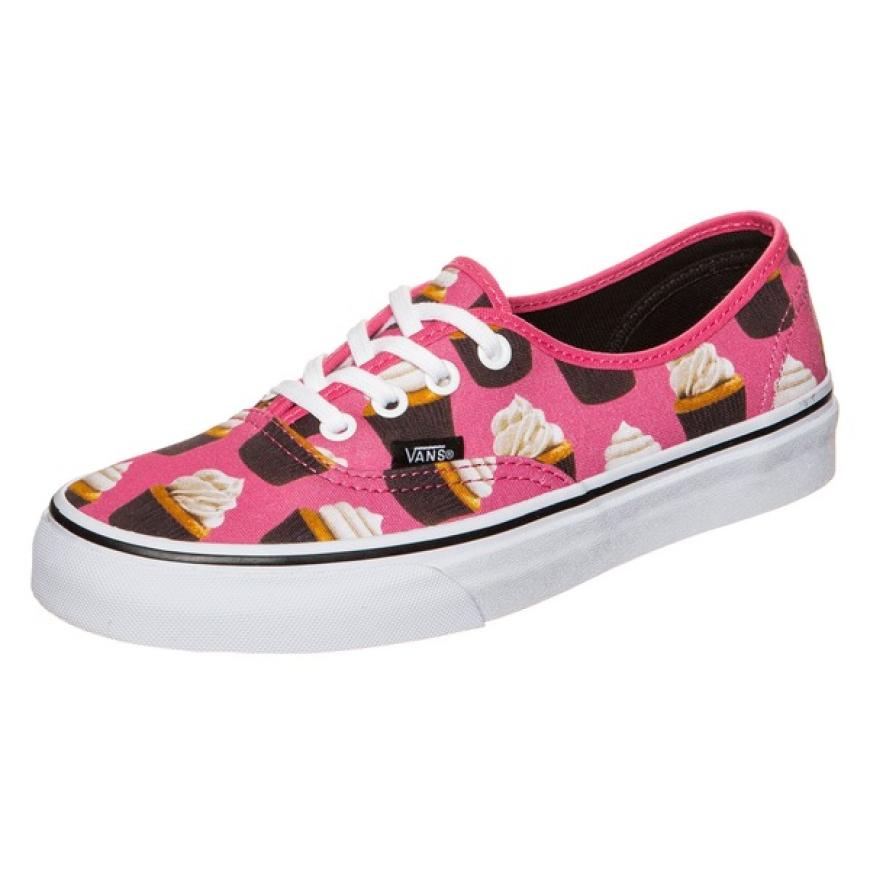 Cupcakes gehen immer? Finden wir auch! Deshalb tragen wir sie am liebsten immer mit uns rum! Dieses Modell von Vans für etwa 75 Euro kannst du jetzt hier shoppen.