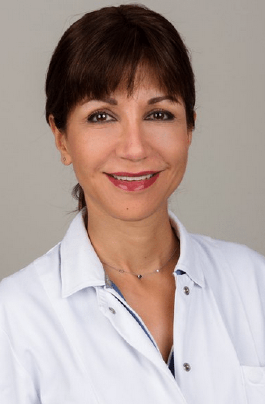 Dr. Viola Moser, Chefärztin der Berliner Schlosspark Klinik, begutachtete für „IN“ Lenas Nase.