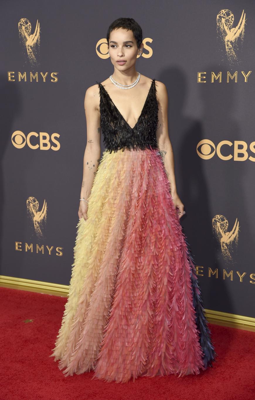 Eher gewöhnungsbedürftig finden wir den Feder-Look von Zoe Kravitz bei den Emmys. Die Tochter von Lenny Kravitz hatte sich für Christian Dior Couture entschieden.