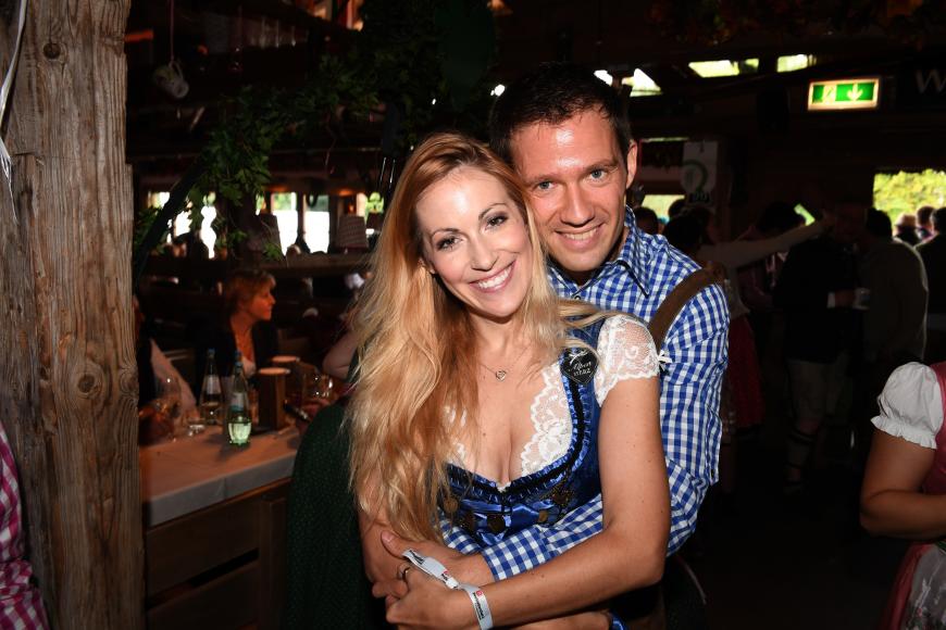 Die Moderatorin Andrea Kaiser und ihr Mann Sebastien Ogier feiern eng umschlungen im Käferzelt.