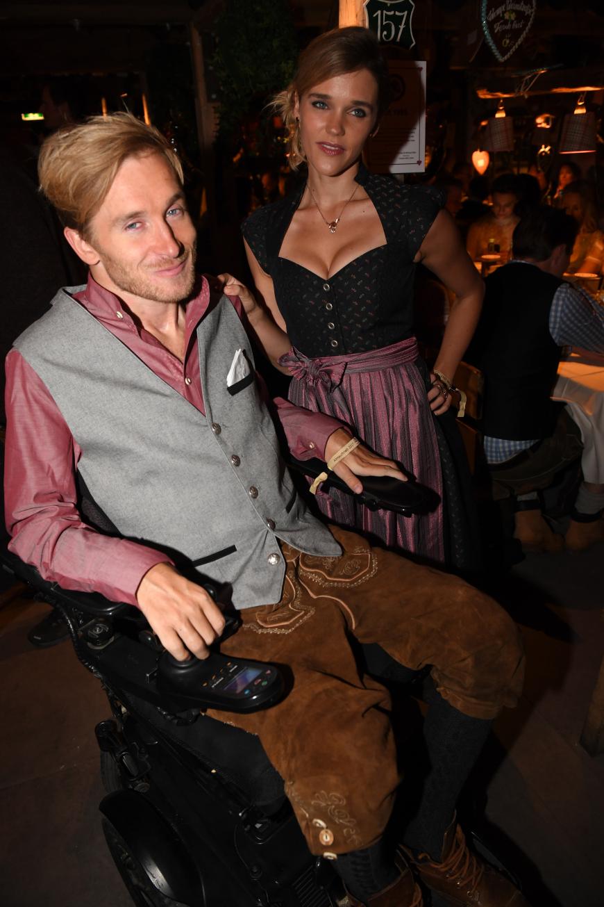 Auch Samuel Koch und seine Frau Sarah Elena Timpe feiern auf dem Oktoberfest 2017.