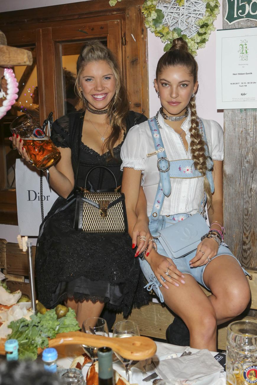 Geschwister-Power am Eröffnungstag der Wiesn: Victoria Swarovski mit Schwester Paulina (r.). Statt auf Dirndl setzte die 19-Jährige auf himmelblaue Lederhosen. Nicht schlecht!