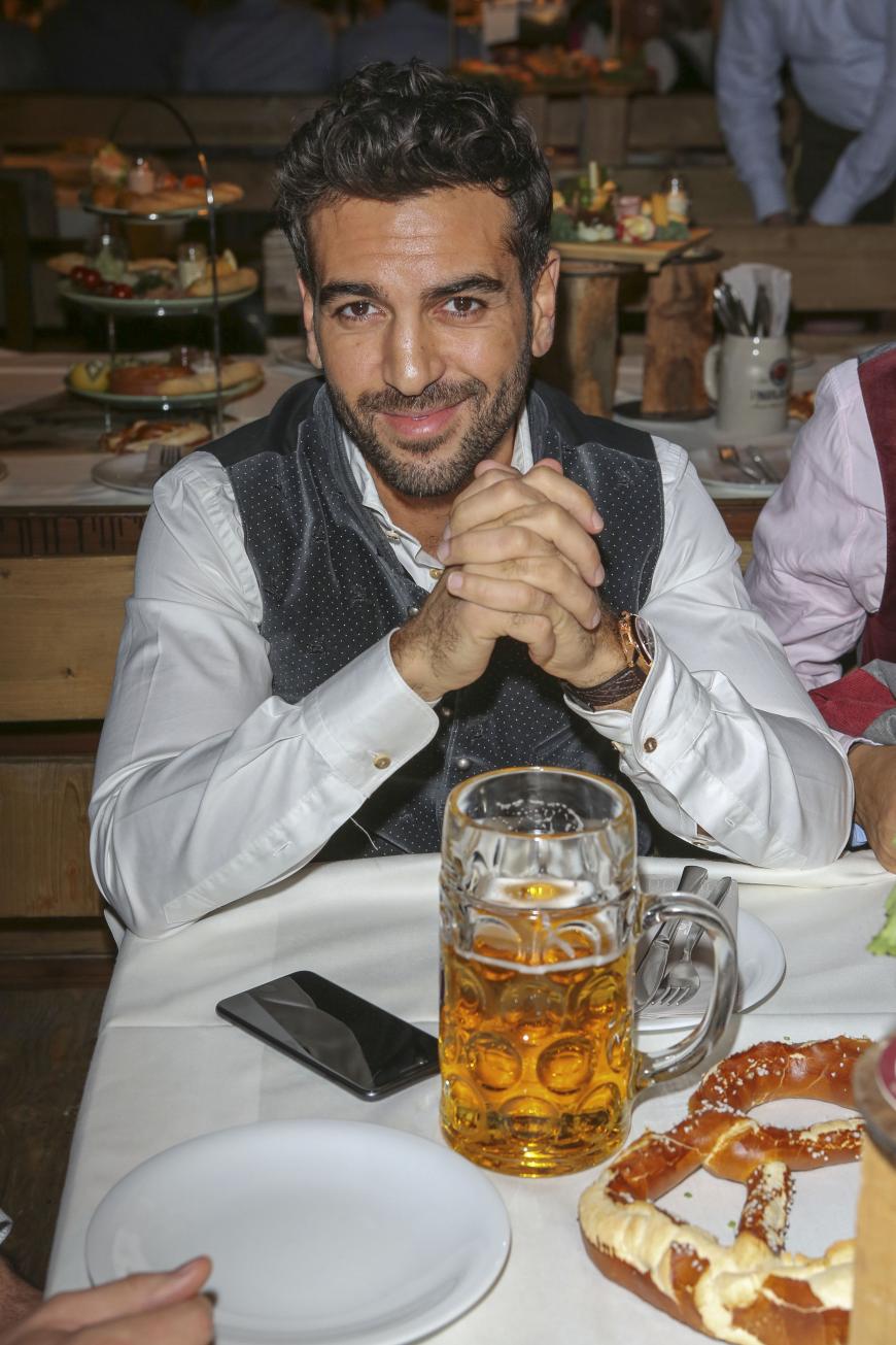 Elyas M'Barek mag es klassisch-zünftig mit Brezel und Maß.