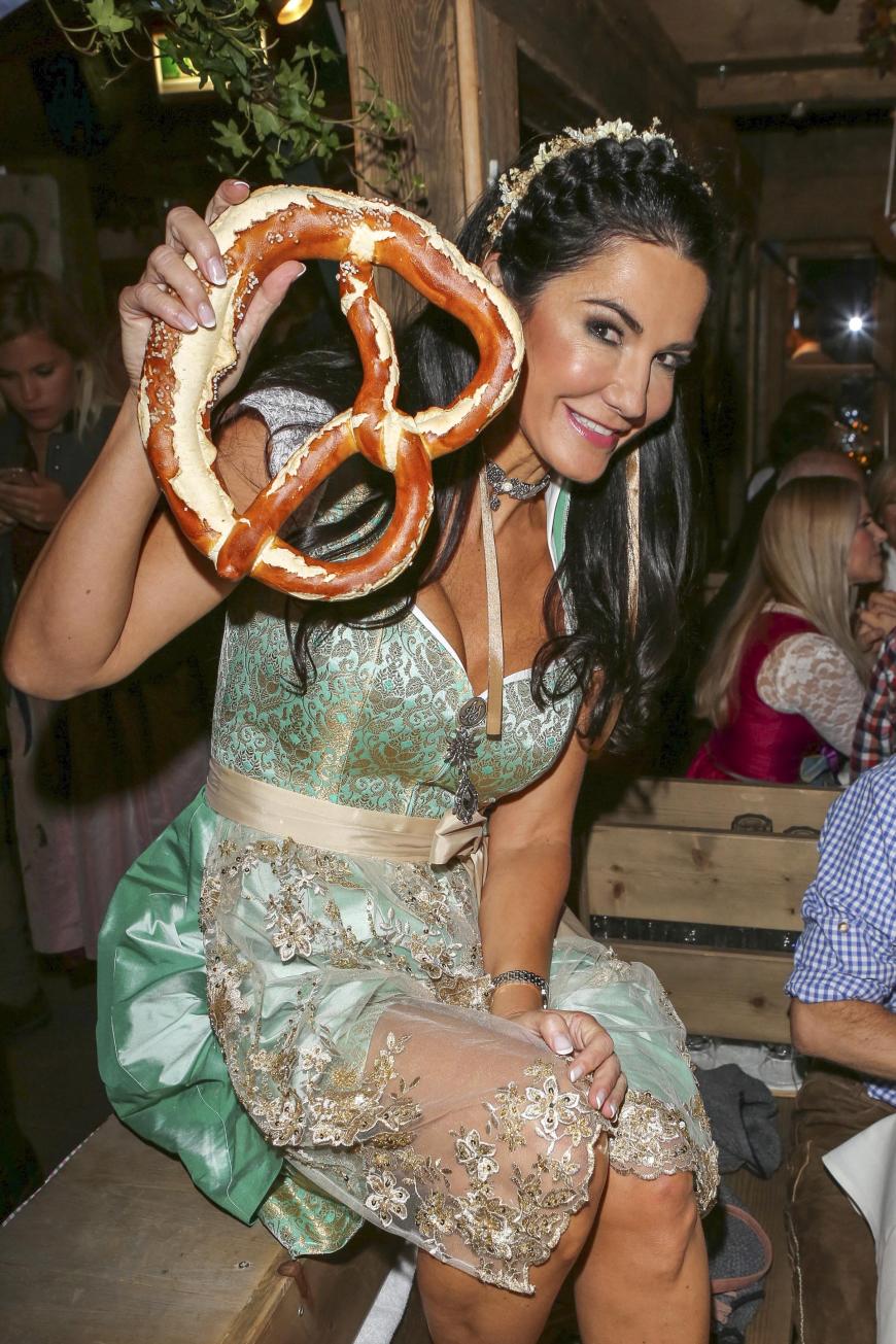Guckt mal, was ich hier habe ... Mariella Ahrens machte mit Brezel-Posing die Fotografen glücklich.