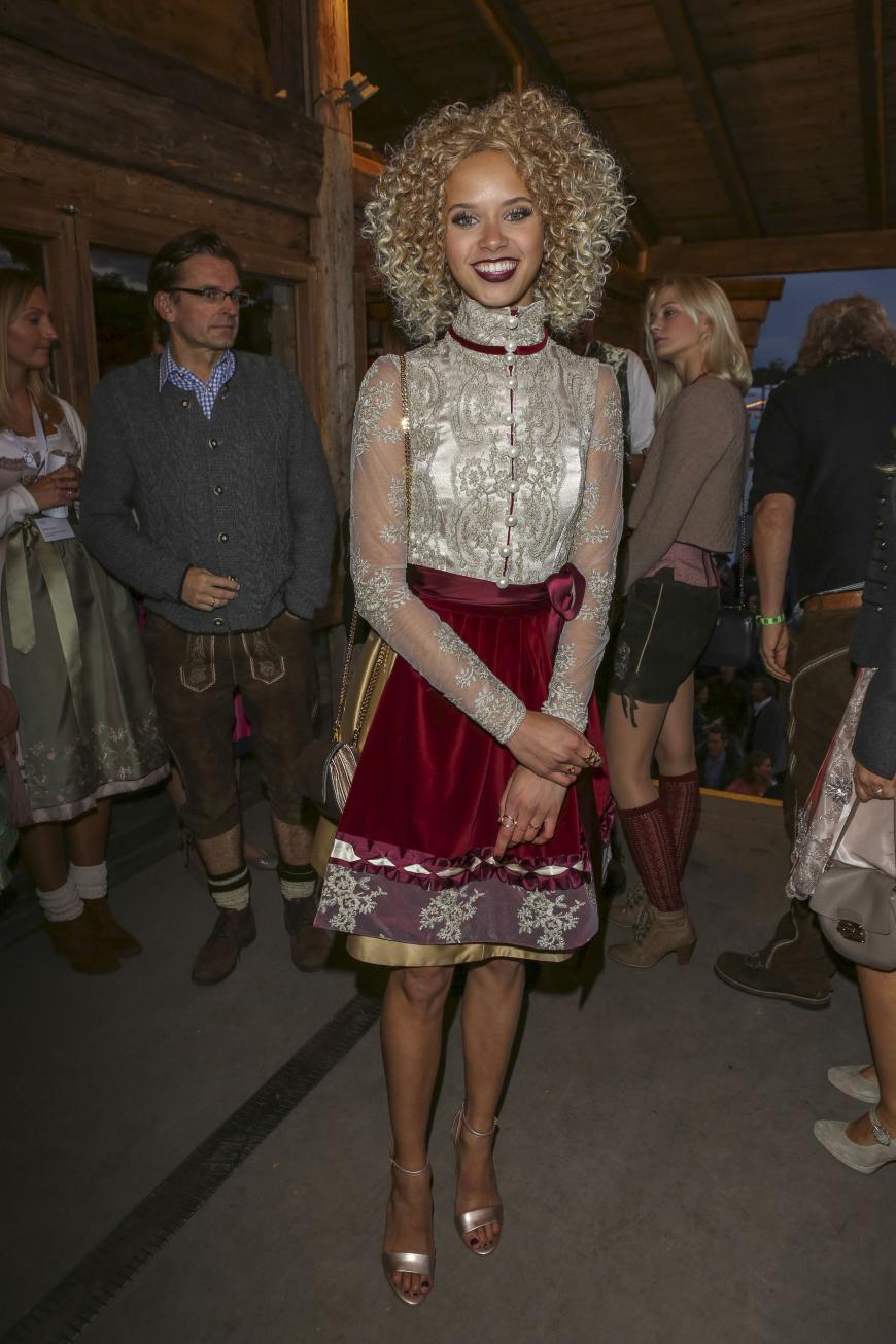 Die kennen wir doch noch ... ? Stimmt, es ist GNTM-Kandidatin Taynara Wolf, Finalistin der 11. Staffel. Auch Tay hatte sich für ein ausgefallenes Dirndl entschieden.