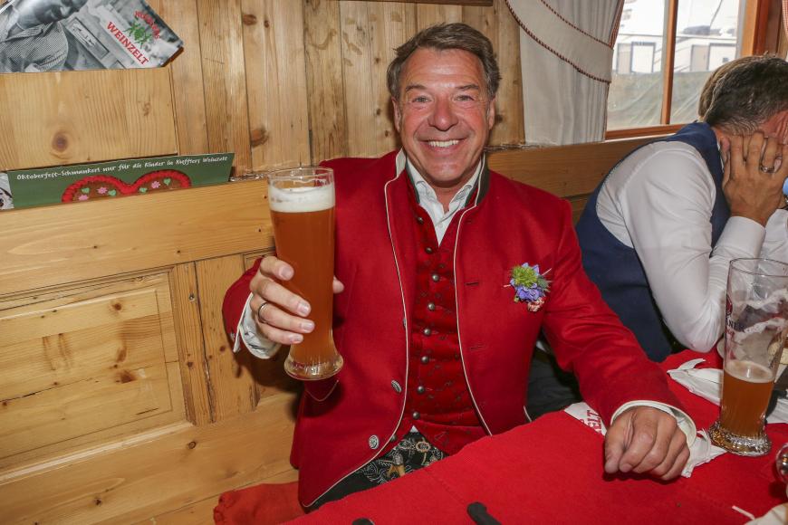 Prost! Volksmusik-Star Patrick Lindner ist die Freude über das frisch gezapfte Weizen deutlich anzusehen.