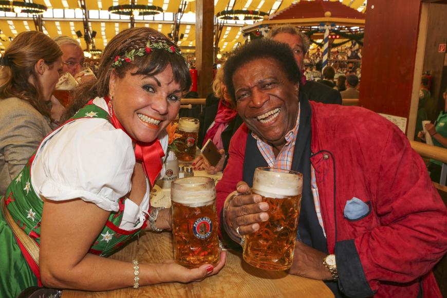 Auch bei Roberto Blanco und Schwester Antonia ist Frohsinn angesagt.