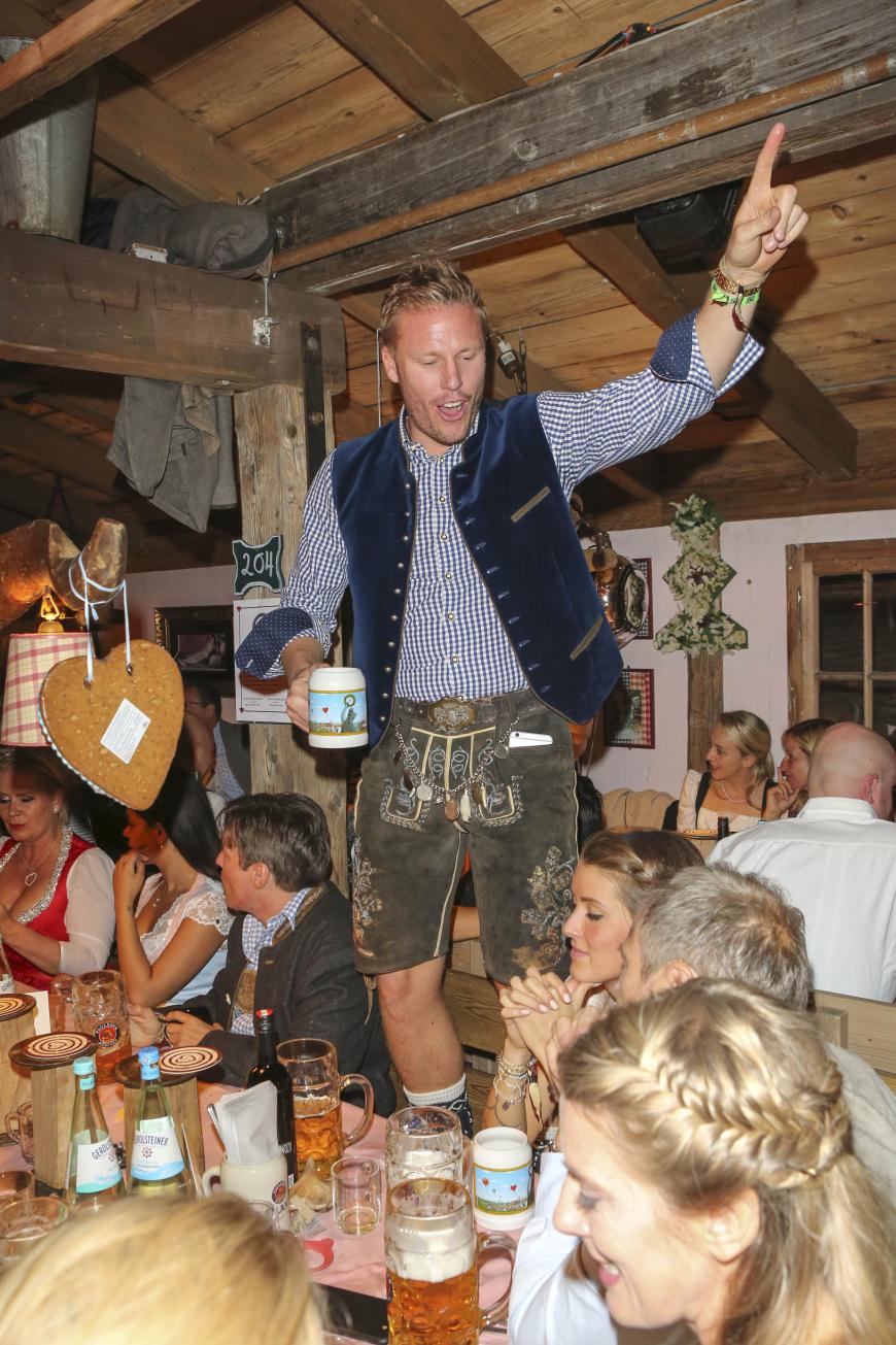 Ex-Fußball-Star Christian Lell scheint in bierselige Heiterkeit ausgebrochen zu sein.