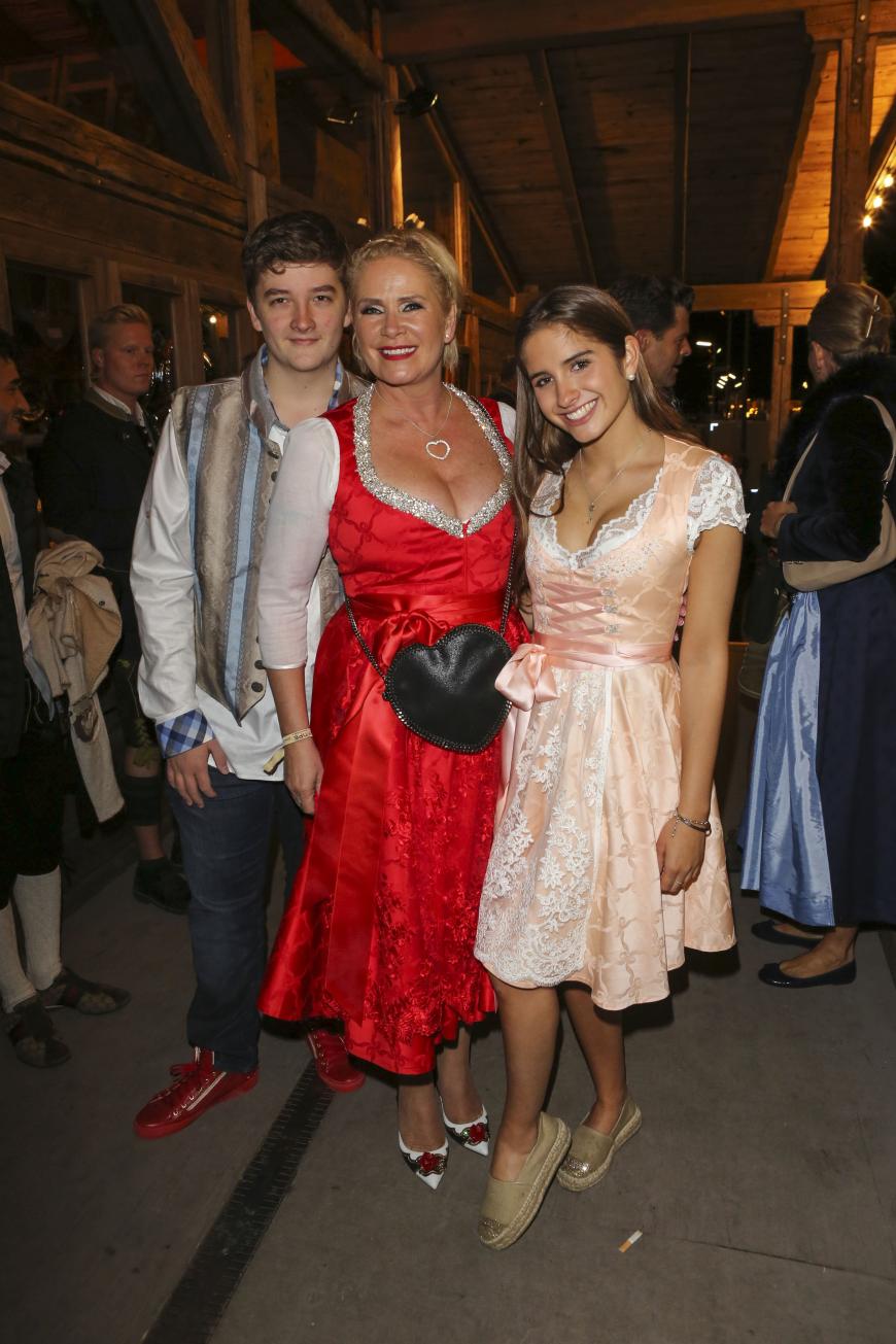 Claudia Effenberg mit Tochter Lucia Strunz (r.) und Sohn Thomas beim Almauftrieb