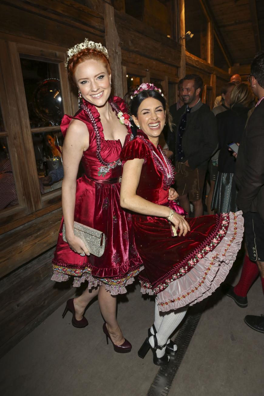 Hoch das Bein! Ausgelassene Oktoberfest-Stimmung bei Barbara Meier (l.) und Viktoria Lauterbach. Dass die beiden Promi-Damen fast dasselbe weinrote Samt-Dirndl trugen, nahmen sie mit Humor. Richtig so!