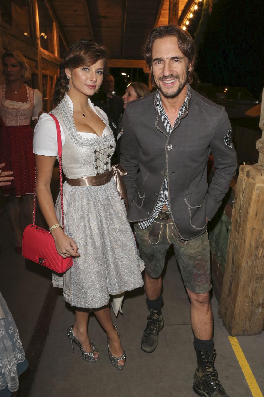 GNTM-Juror Thomas Hayo zeigt sich in der Model-Casting-Show meist lässig in Lederjacke. Anders natürlich auf dem Oktoberfest. Begleitet wurde er von einer unbekannten Brünetten.