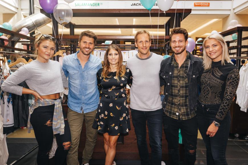 Stars als Händler! V.l.: Sophia Thiel, Thore Schölermann, Cathy Hummels, Jan Hahn, Sebastian Pannek und Valentina Pahde.
