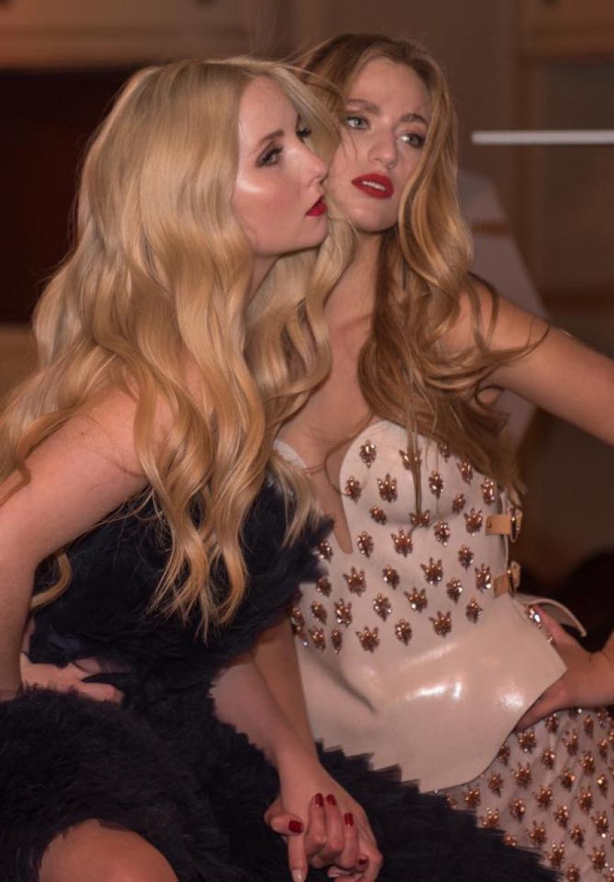 Anna Hiltrop (l.) an der Seite von Modelkollegin Cosima Auermann. Beide sind im neuen Lambertz-Kalender zu sehen.