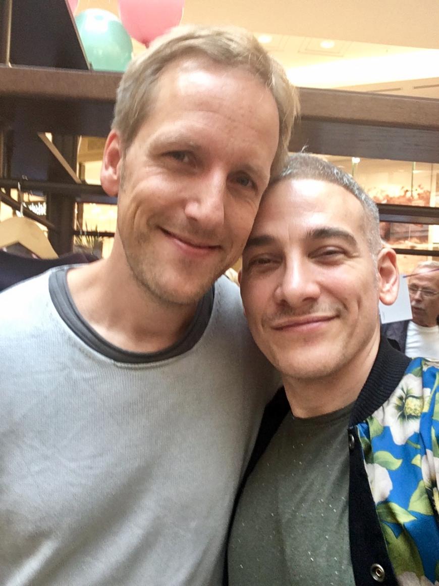 Jan Hahn und Björn Wolfram von IN sprachen beim Charity-Flohmarkt in der Mall of Berlin miteinander