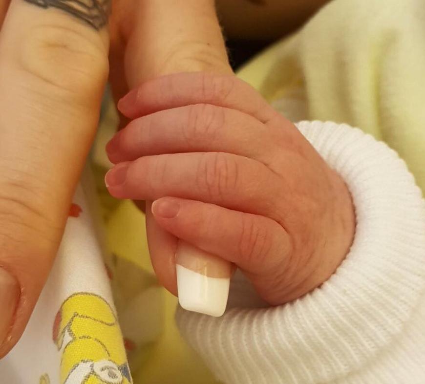 Wie winzig! Das kleine Händchen der frischgeborenen Tochter von Melanie Müller und ihrem Mike, kurz nach der Geburt