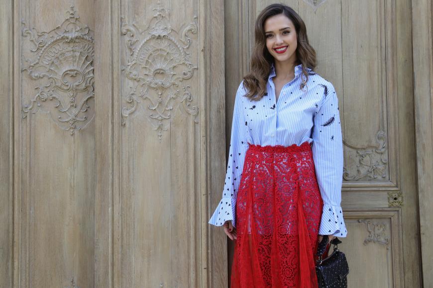 Jessica Alba (36) Seitenscheitel und glamourös gewellt - das ist der Statement-Look der Schauspielerin