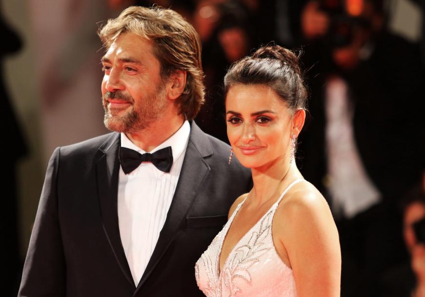 Die könnte nämlich bald mit ihrem Mann Javier Bardem vor der Kamera stehen. Penélope soll fürchten, Angelina könnte ihm zu nahe kommen.