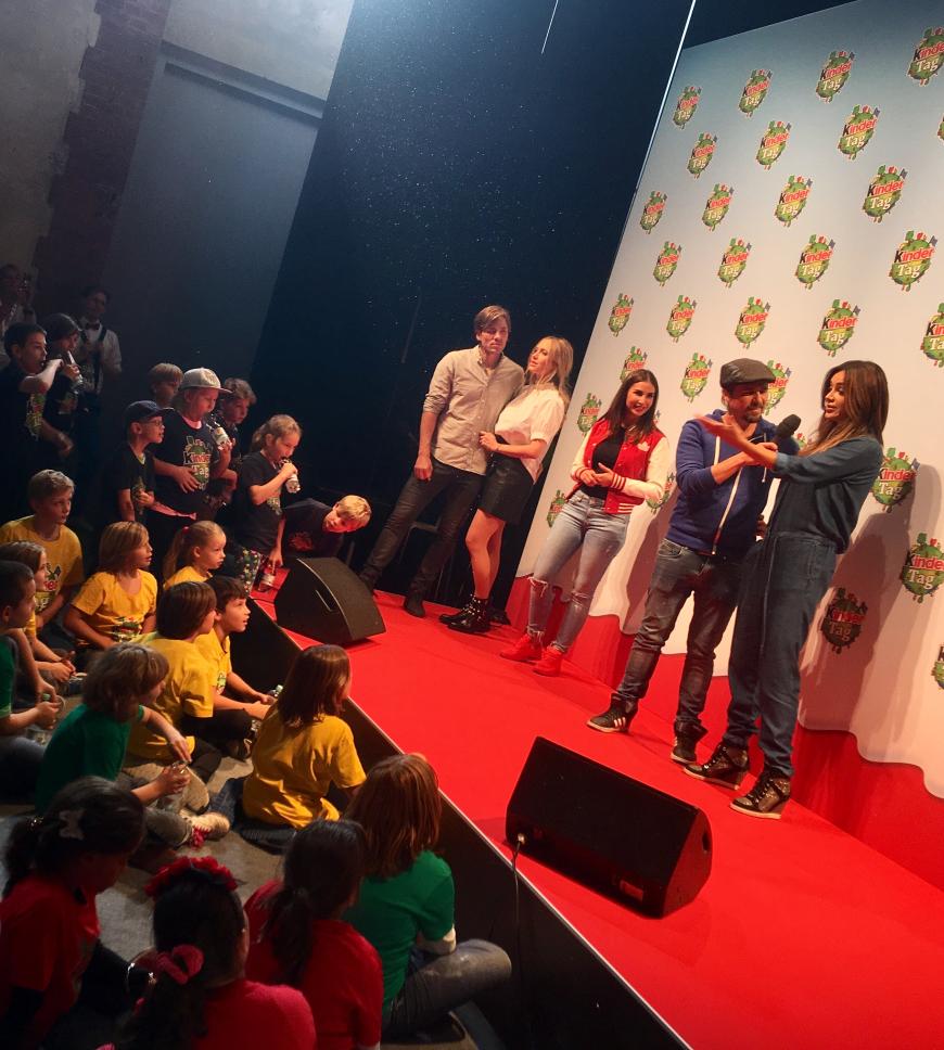 Verona Pooth (r.) beim „Ferrero Kindertag“. Die Kids hängen an ihren Lippen. Ebenfalls am Start waren Sila Sahin sowie Alena Gerber und Freund Clemens Fritz.