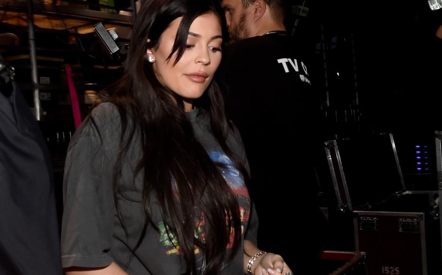 Kylie Jenner überrascht in einem ungewohnten Schlabberlook – versteckt sie hier den Babybauch?