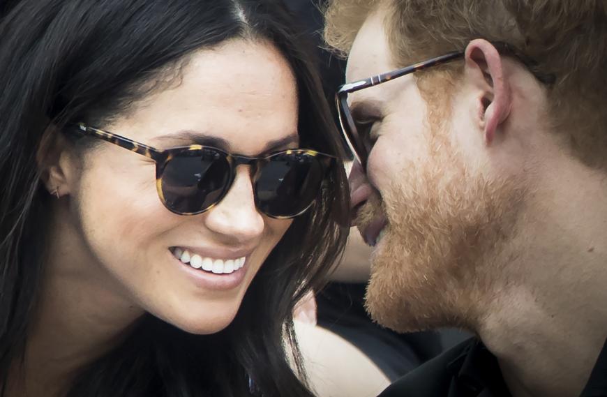 Zärtlich flüstert Prinz Harry seiner Meghan was ins Ohr, oh man wir sind auch schon ganz verliebt in dieses Paar.
