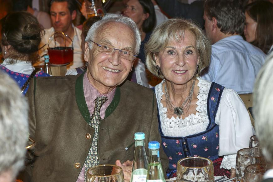Edmund Stoiber zusammen mit seiner Ehefrau Karinim im Käferzelt.