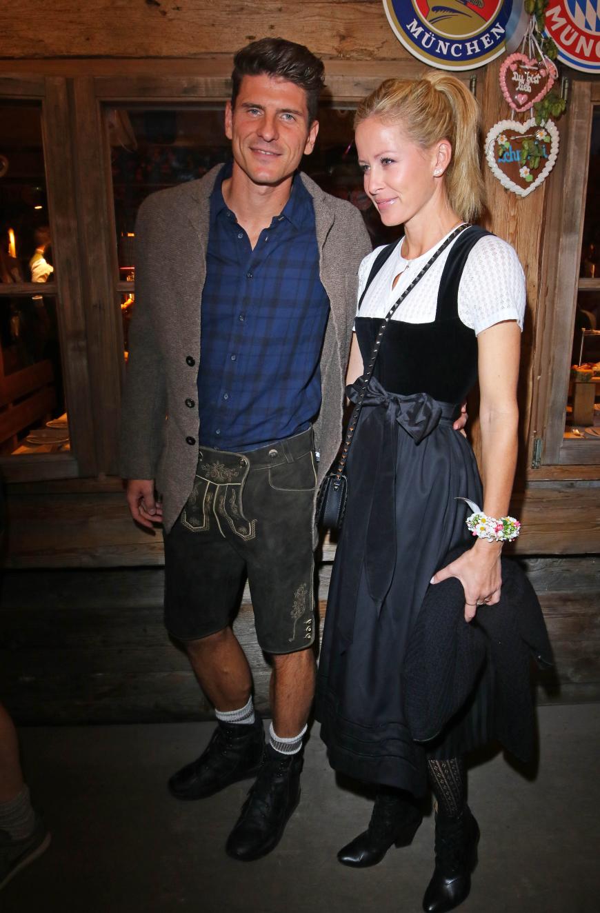 Auch Nationalspieler Mario Gomez feierte zusammen mit seiner Freundin Carina auf dem Oktoberfest in Käfers Wiesn Schenke.