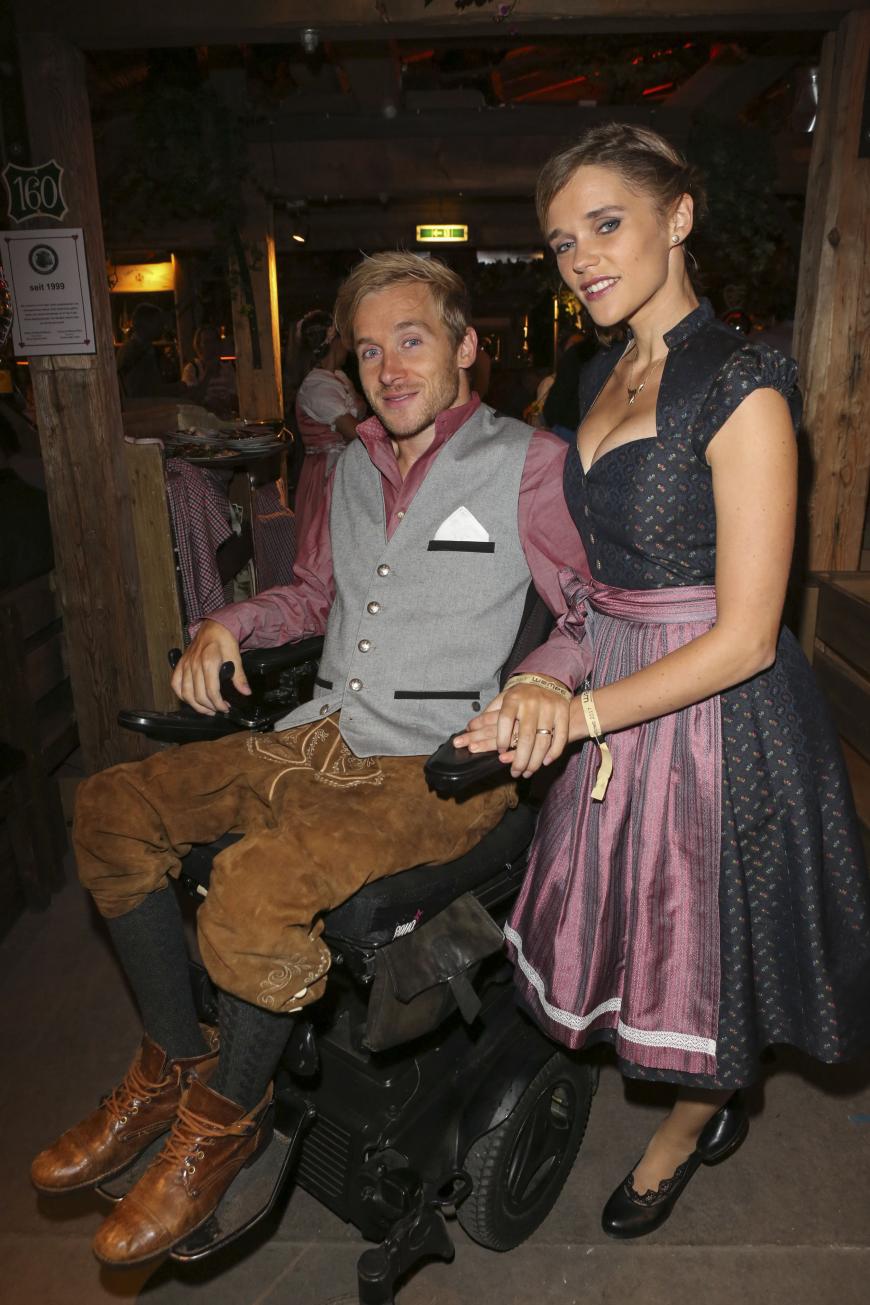Samuel Koch und seine Frau Sarah Elena ließen es sich auf dem Oktoberfest gut gehen - auch wenn der Weg dahin nicht gerade leicht war...