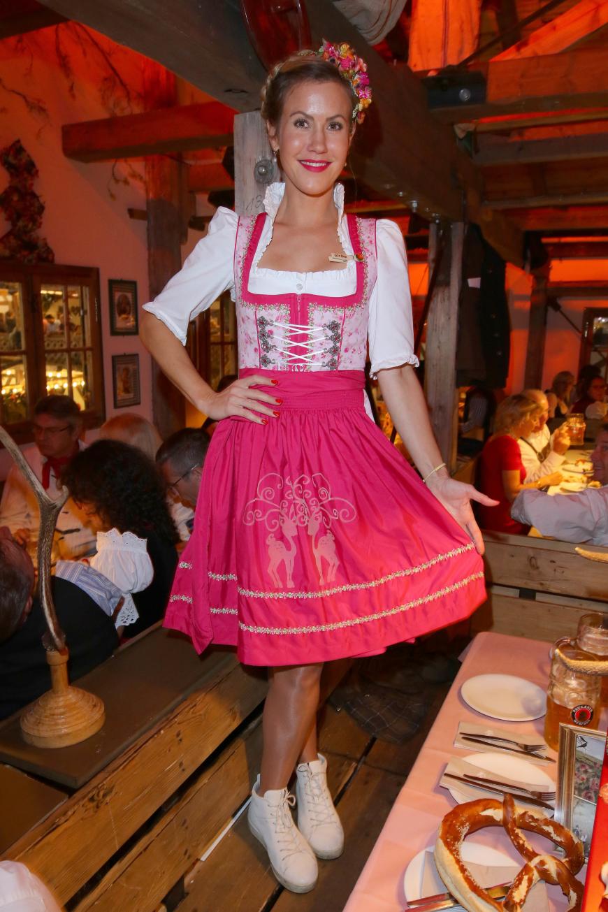 Wolke Hegenbarth präsentierte sich in einem pinken Dirndl mit passendem Blumenkranz.