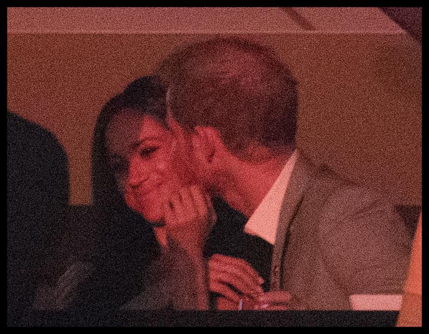 OMG - Wie süß! Meghan Markle bekam einen liebevollen Kuss von Prinz Harry.