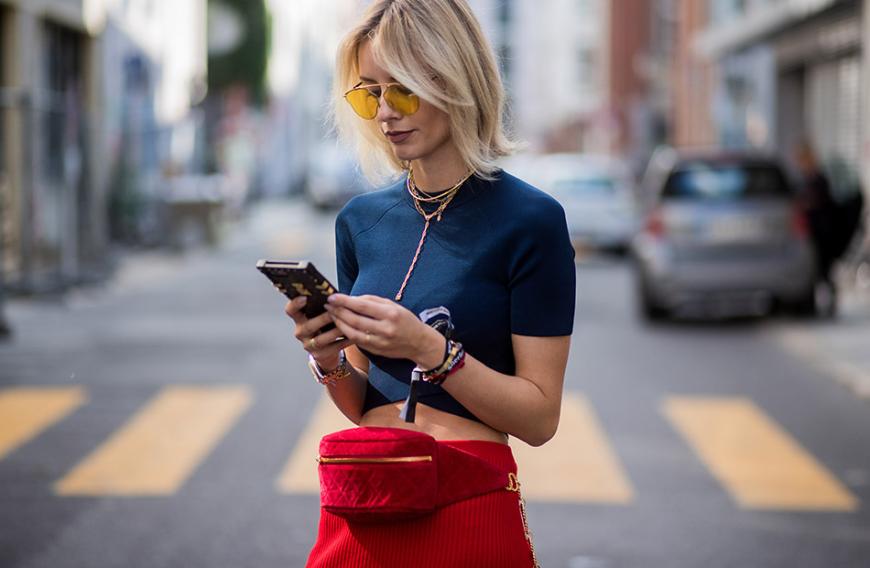 Bloggerin Lisa Hahnbueck zeigt auf der Berliner Fashion Week wie stylisch eine Fanny Pack sein kann.
