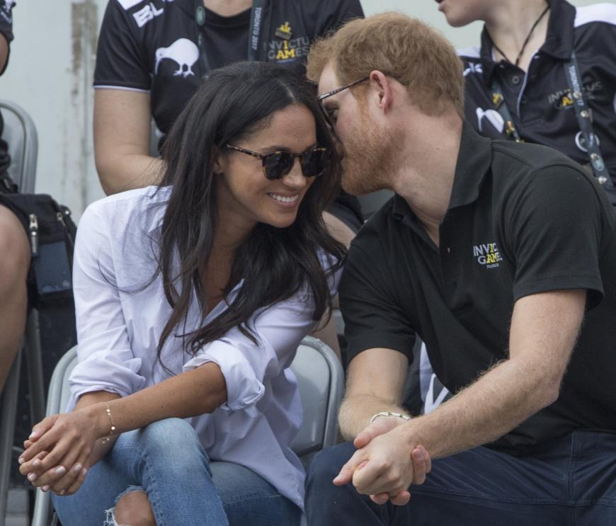 Ob Prinz Harry hier seiner Meghan Markle erzählt, wie toll die Briten sie finden?