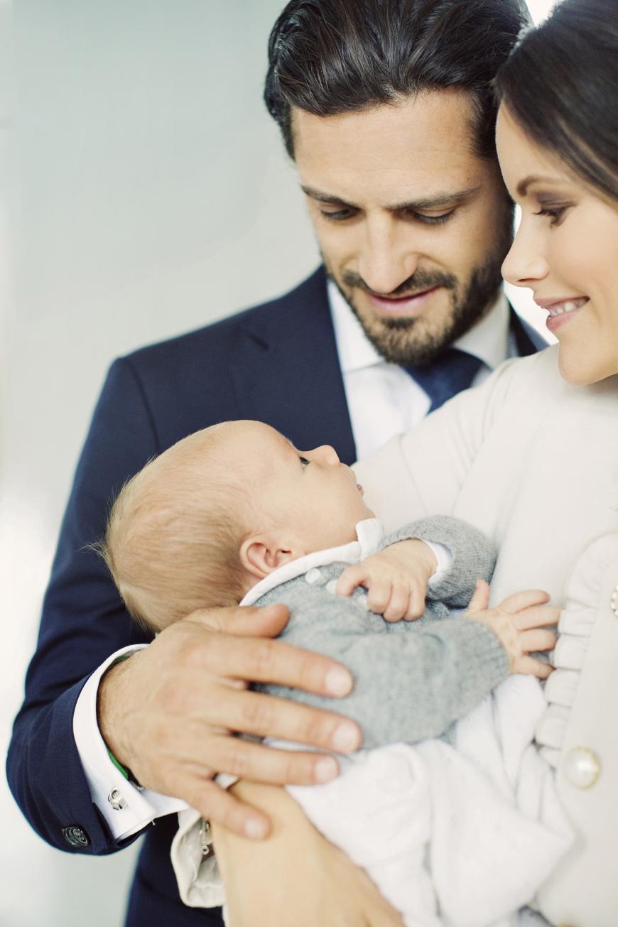 Aufgeweckt blickt der kleine Schweden Prinz Gabriel seinen Eltern ins Gesicht. Die sind ganz verliebt in ihr Nesthäkchen.